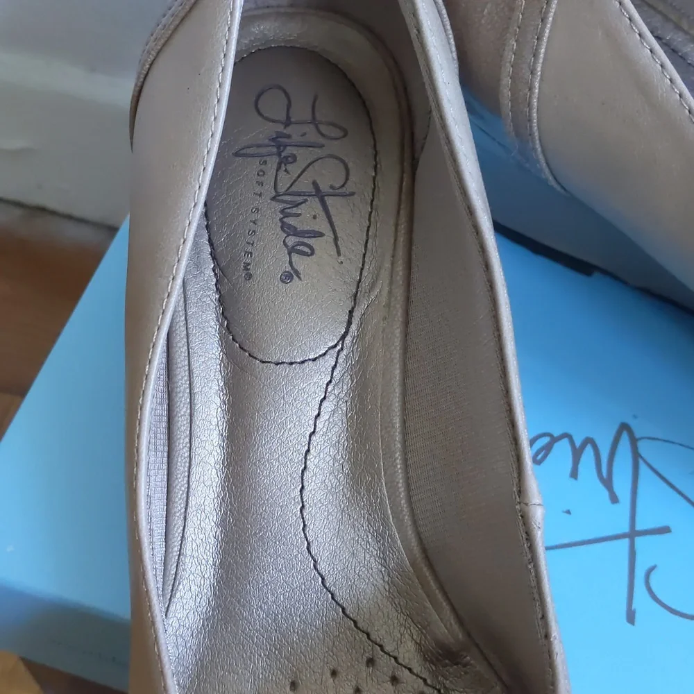 ❌DONATED Comfy beige nude soft system wedge heels - Picture 2 of 11